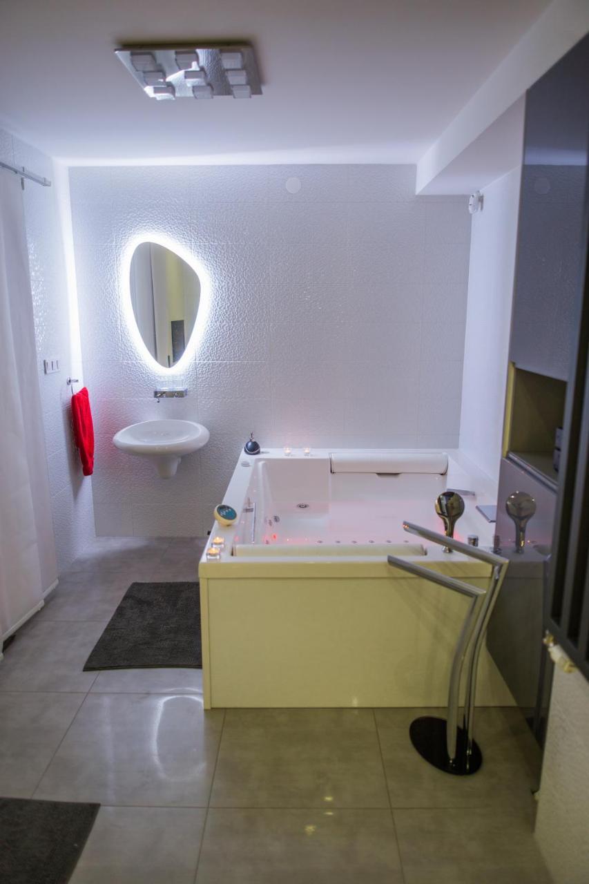 Apartment Plaza ----Wallbox 11Kw 16A ----- Private Spa- Jacuzzi, Infrared Sauna, Luxury Massage Chair, Parking, Entry With Pin 0 - 24H, Free Cancellation 24 Hours Before Check In Славонски-Брод Экстерьер фото