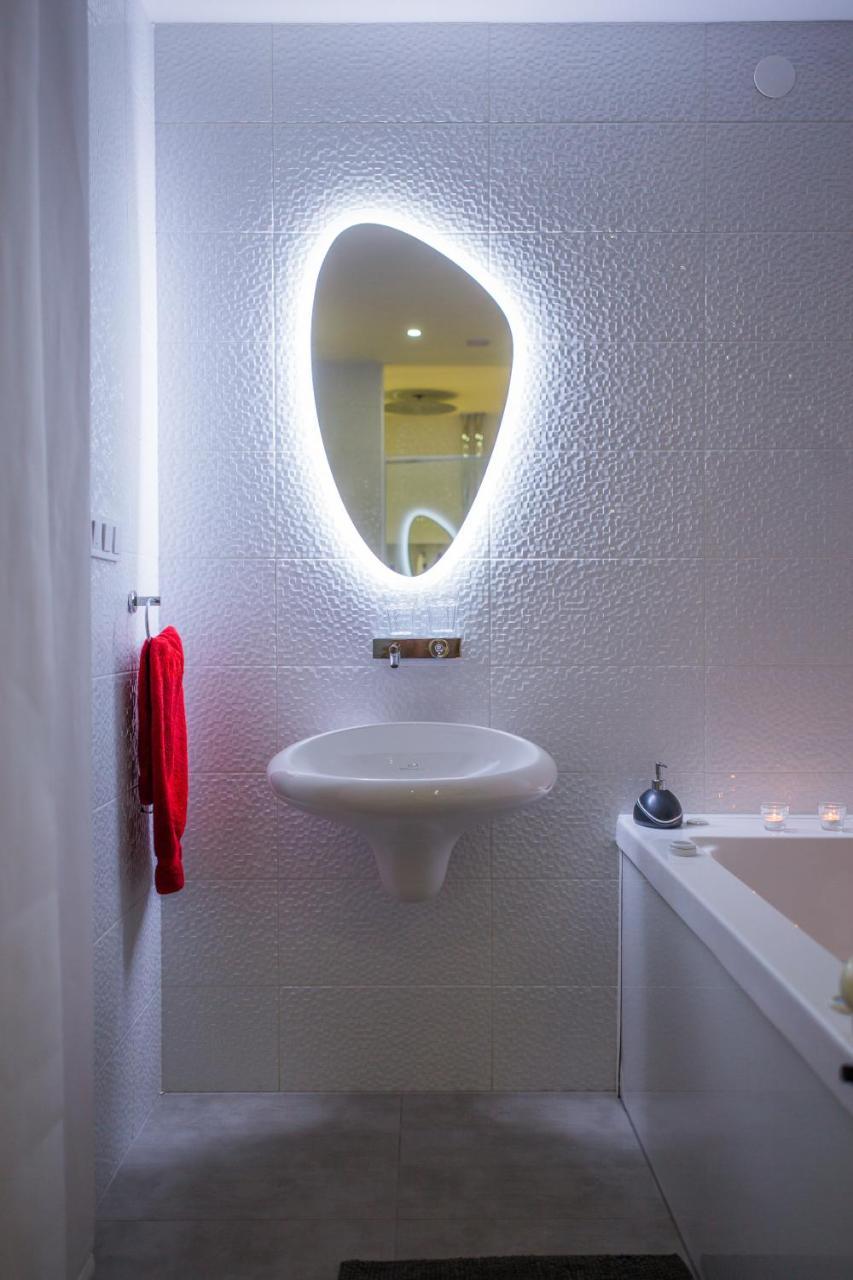 Apartment Plaza ----Wallbox 11Kw 16A ----- Private Spa- Jacuzzi, Infrared Sauna, Luxury Massage Chair, Parking, Entry With Pin 0 - 24H, Free Cancellation 24 Hours Before Check In Славонски-Брод Экстерьер фото